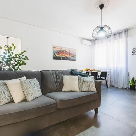 7 Posti, A Pochi Minuti Da Venezia, Posto Auto Mestre