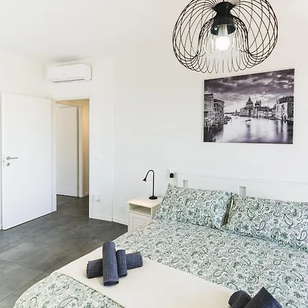 7 Posti, A Pochi Minuti Da Venezia, Posto Auto Mestre