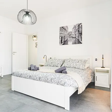 7 Posti, A Pochi Minuti Da Venezia, Posto Auto Mestre